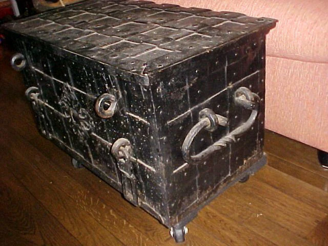 A LARGE 16th-17th Century Wrought Iron Treasure Chest (ARMADA BOX), #2971 Treasure Artifacts - Image 4