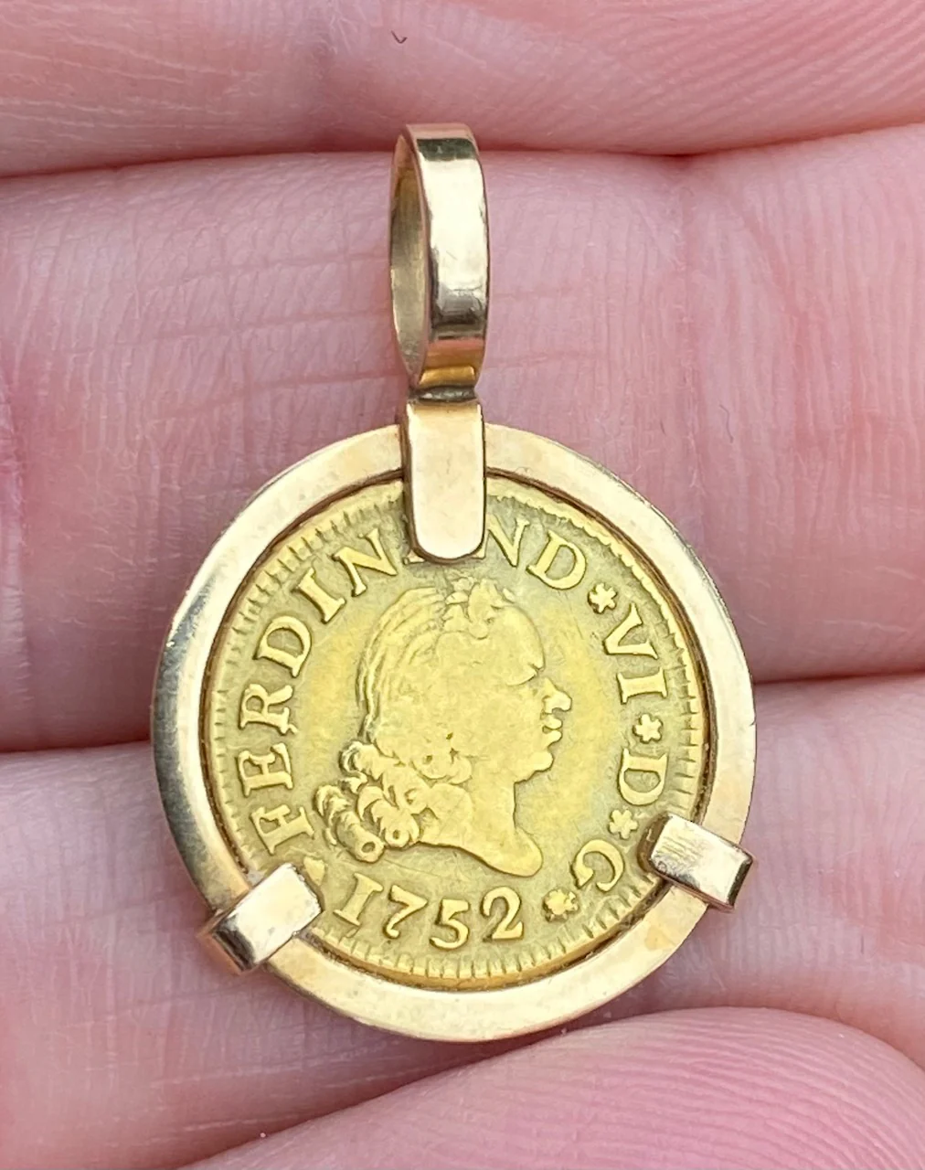 A Wonderful Antique Spanish Old World 1752 Dated 1/2 Escudos Gold Coin set in a 14K Gold Bezel - Image 3