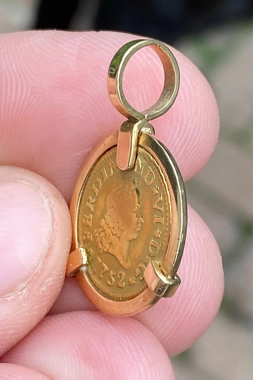 A Wonderful Antique Spanish Old World 1752 Dated 1/2 Escudos Gold Coin set in a 14K Gold Bezel - Image 4