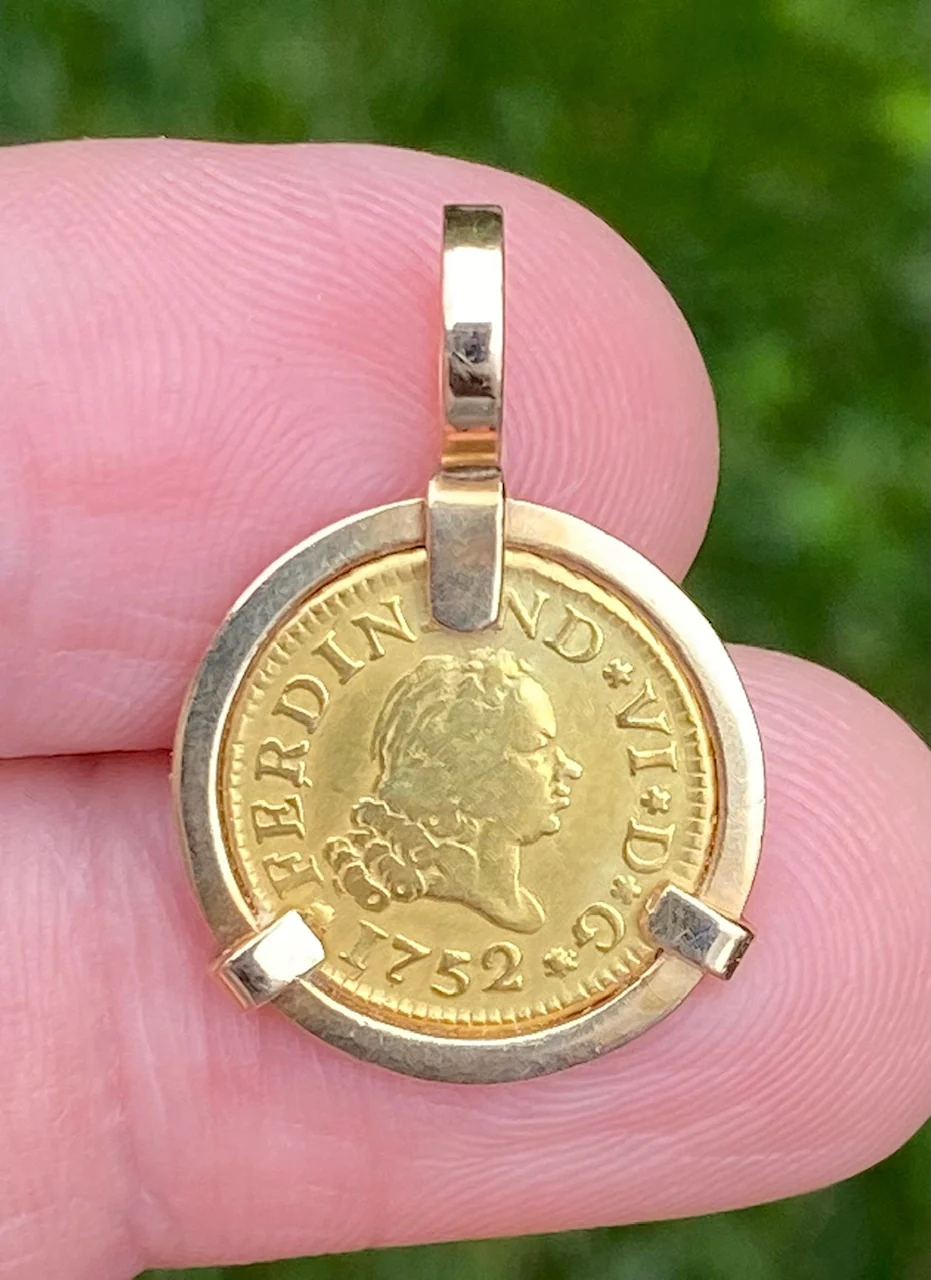 A Wonderful Antique Spanish Old World 1752 Dated 1/2 Escudos Gold Coin set in a 14K Gold Bezel - Image 5