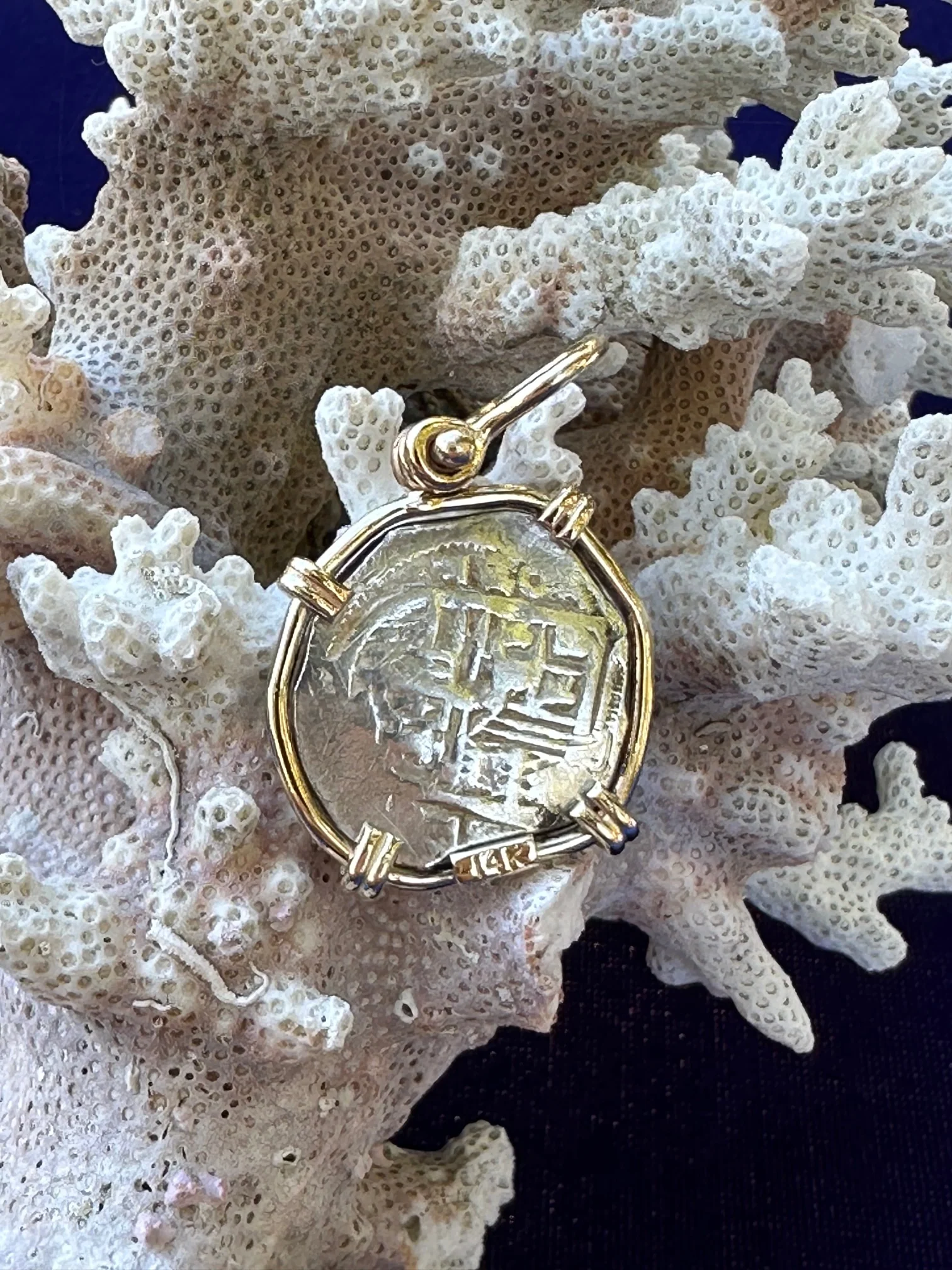 PIRATE TREASURE !!! Silver 1 Real COB set in an 14k. Gold Bezel - Image 5