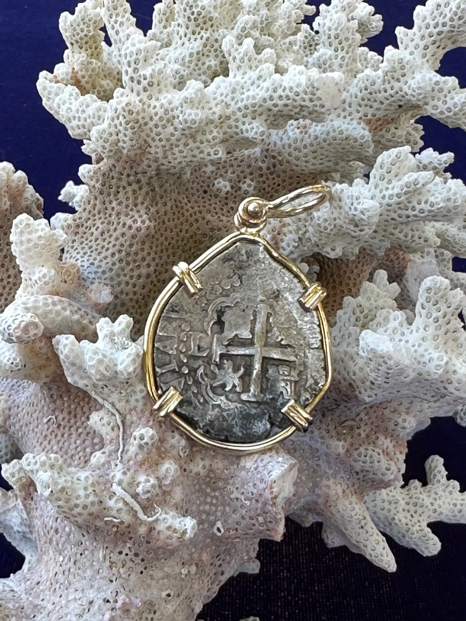PIRATE TREASURE !!! Silver 2 Reales COB set in an 14k. Gold Bezel - Image 4