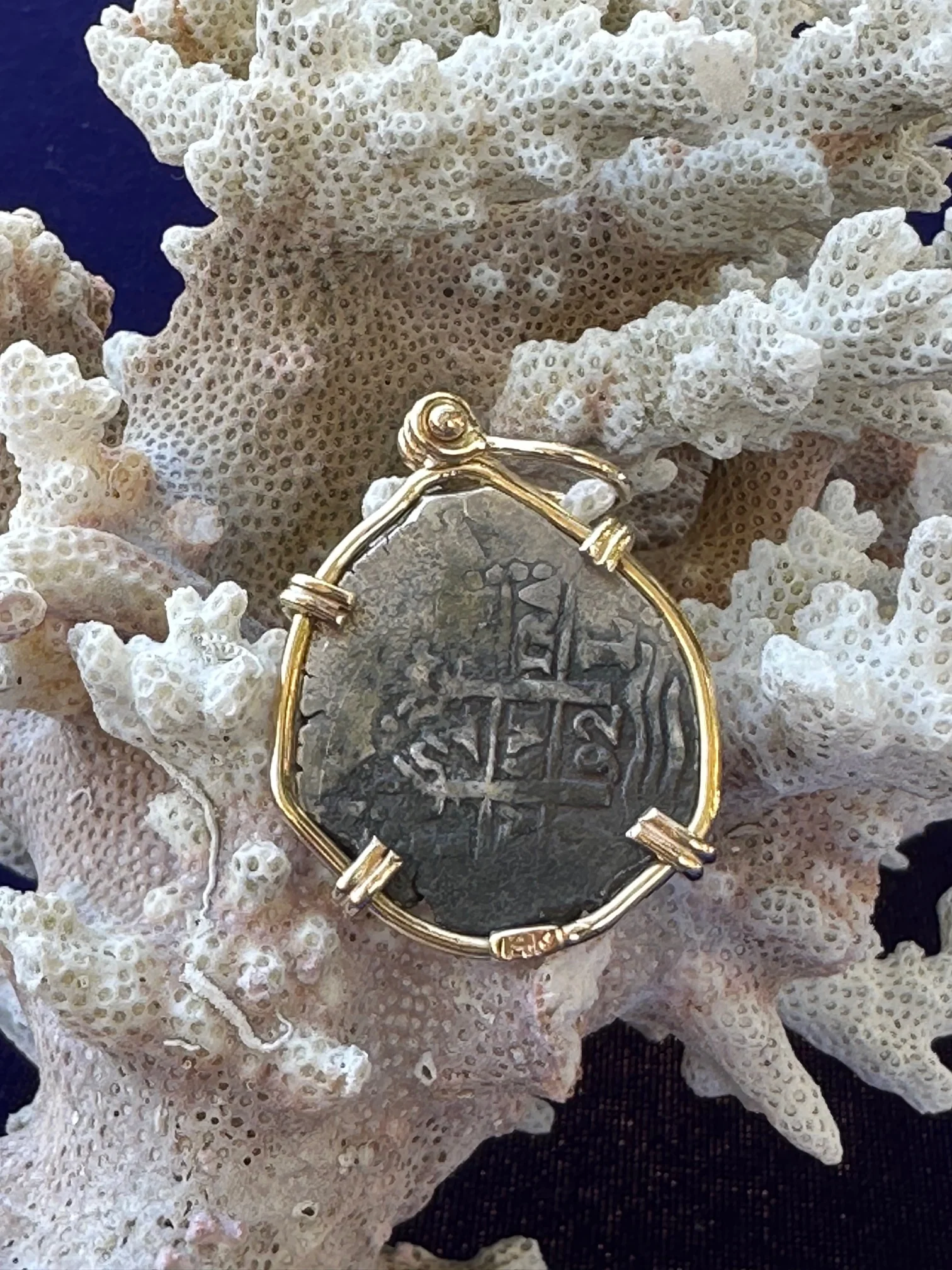 PIRATE TREASURE !!! Silver 2 Reales COB set in an 14k. Gold Bezel - Image 5