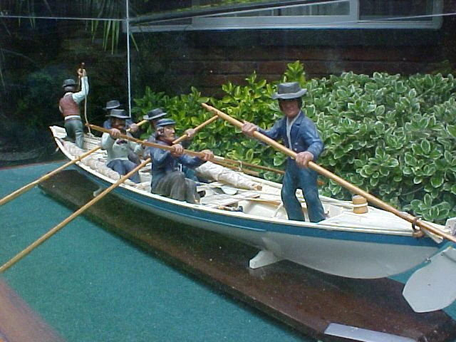 Encased Model of an American Whaling Launch w/Crew, #933 Nautical Antiques - Image 11